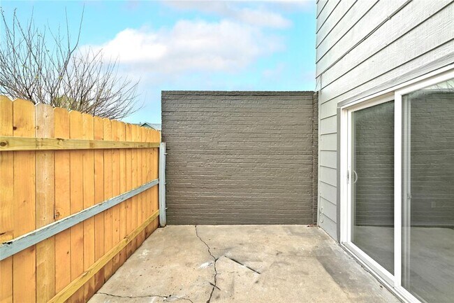 Building Photo - 2618 Ektom Dr