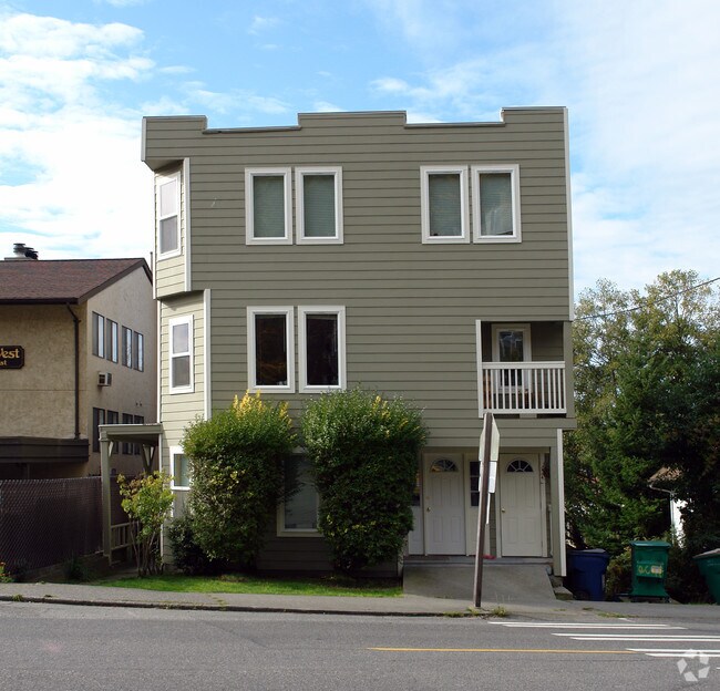 Building Photo - 2053 Gilman Dr W