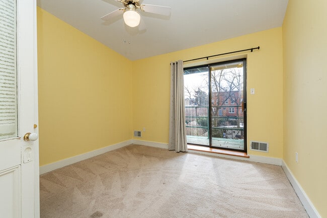 Building Photo - 3 Bedroom with Fenced in rear yard