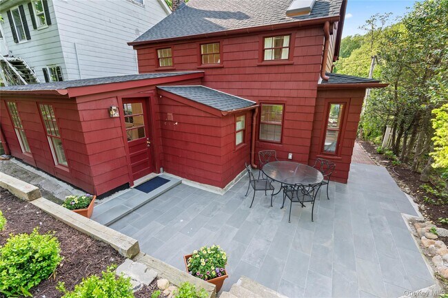 Building Photo - 152 Main St