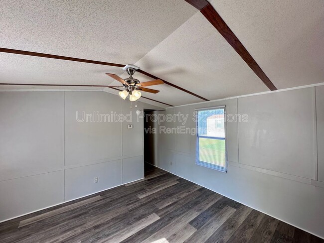 Building Photo - 9499 Wendi Dr NE
