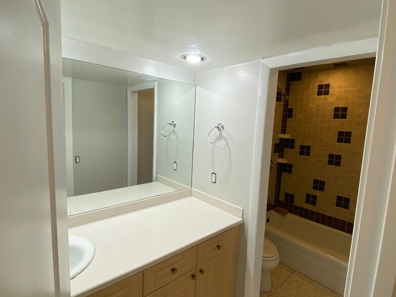 Building Photo - 515 Basswood Ave