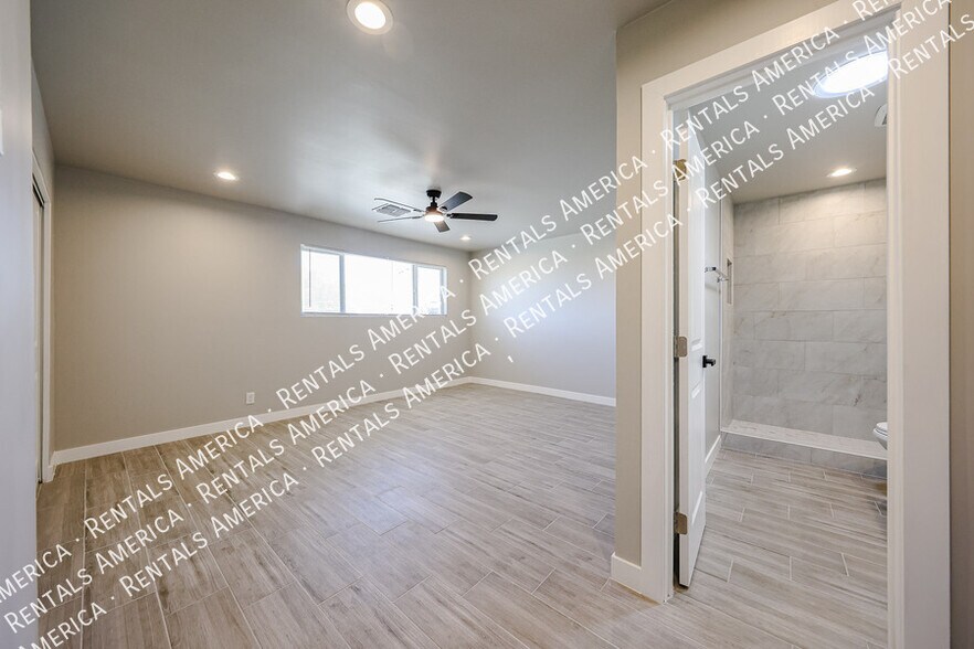 Building Photo - 1704 E Pickrell Dr