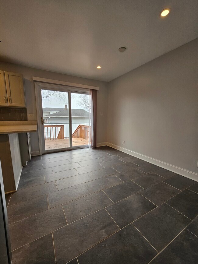 Building Photo - 9536 Elmwood Dr