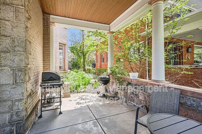 Building Photo - Newly Renovated Single Family Home | 1 BR/1BA | Fireplace!