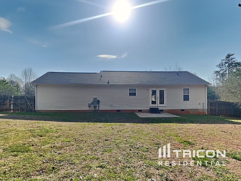 Building Photo - 118 Winding Cedar Dr