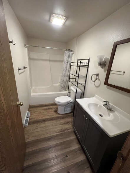 Building Photo - 700 N Steven Ave