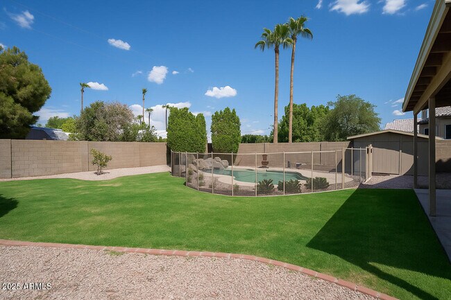 Building Photo - 2550 E Taro Ln