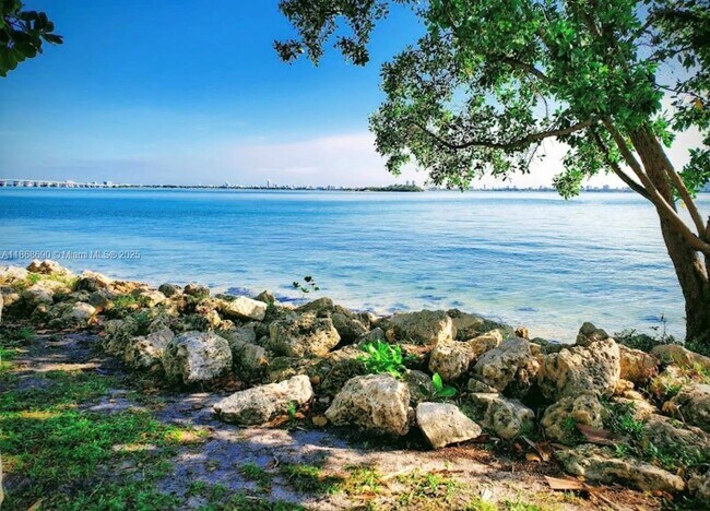 Building Photo - 2000 N Bayshore Dr