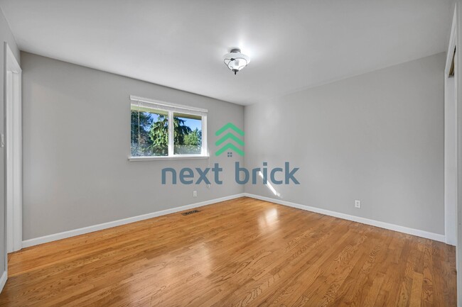 Building Photo - Prime Bellevue Home in a Highly Desirable Neighborhood