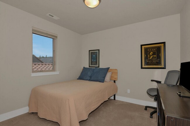 Building Photo - Beautiful 3 Bed/2.5 Bath Home in NW Bend - Via Cambria