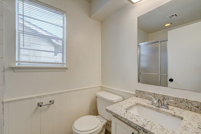 Building Photo - 3 bedroom 2.5 bath - NW Highway and Rockwell