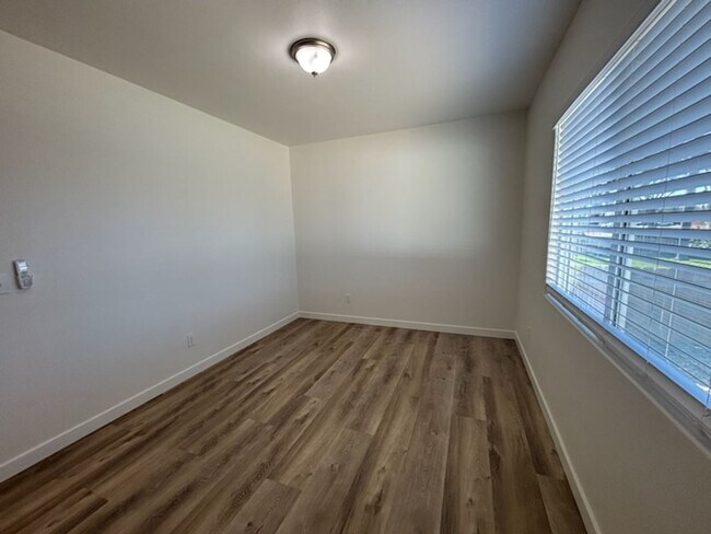 Building Photo - 3 Bedroom 2 Bath Home