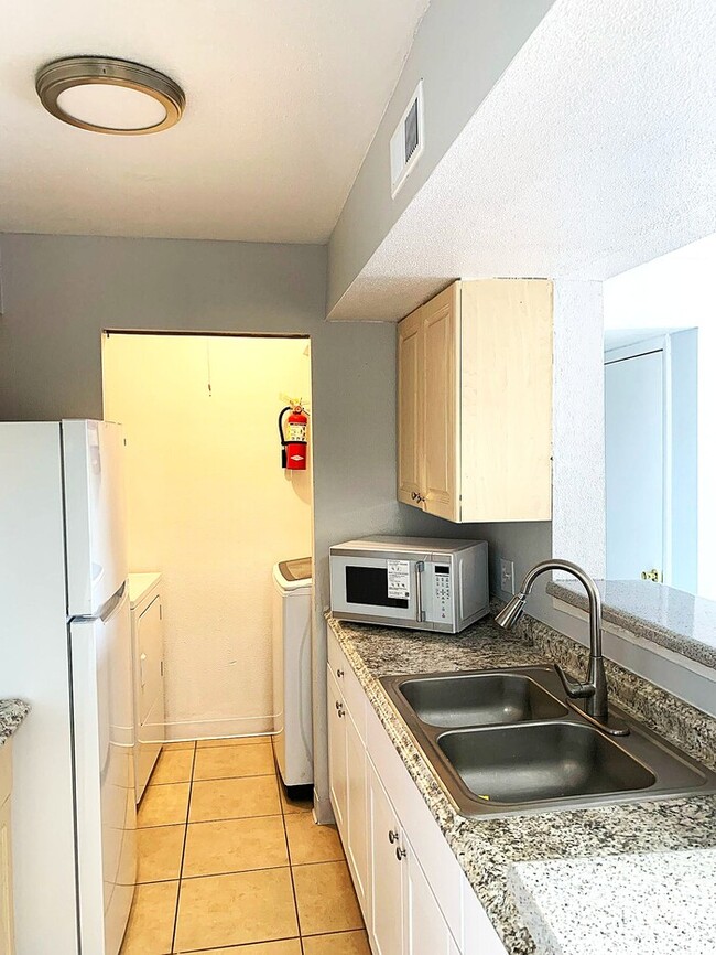 Building Photo - 2915 Winkler Ave