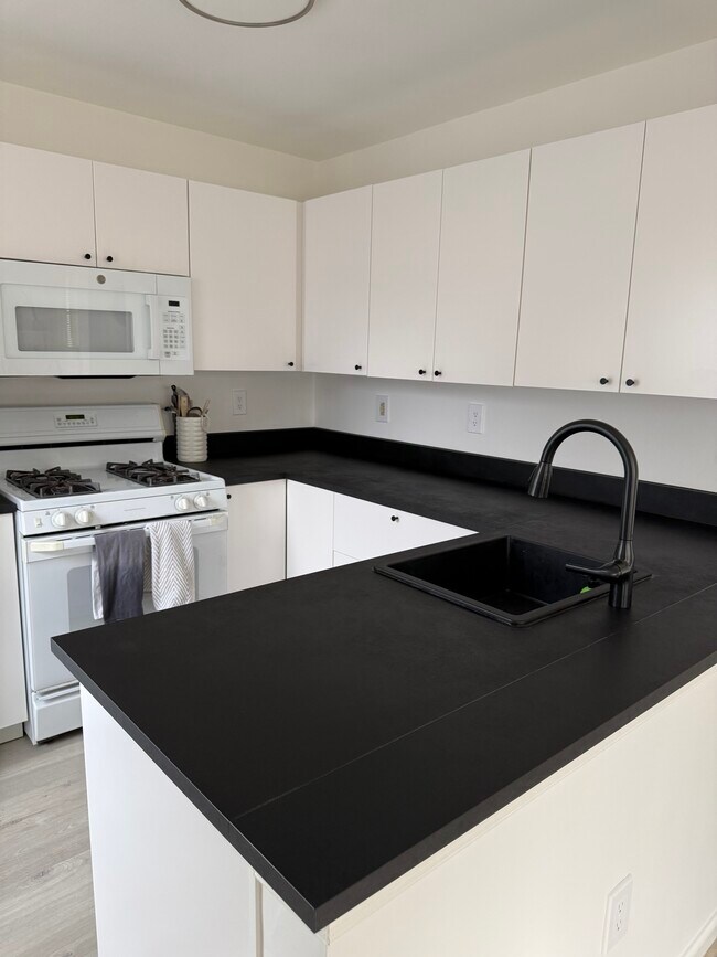 Kitchen - 121 Timberbrook Ln