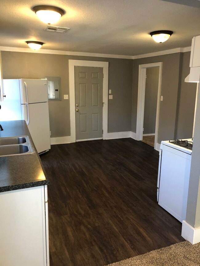 Building Photo - All brand new and updated, conveniently located in the heart of Norman!