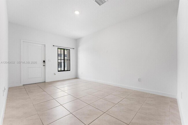 Building Photo - 4825 Dillon St