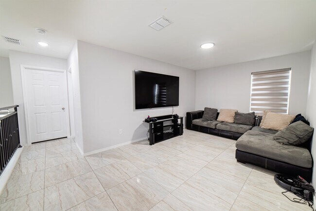 Building Photo - 5405 Jersey Dr