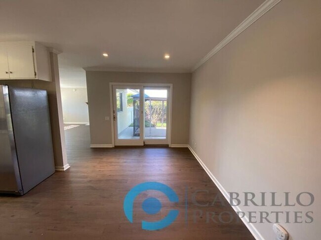 Building Photo - 3076 Governor Dr