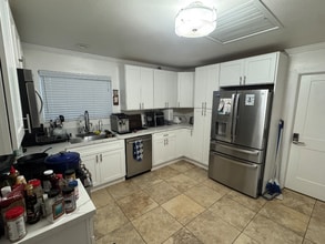 Building Photo - 1042 Garland Dr
