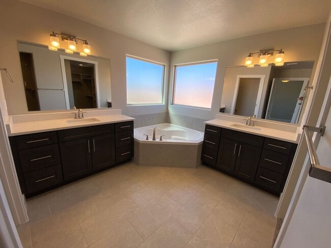 Building Photo - Red Mountain Vista Town Home, End Unit
