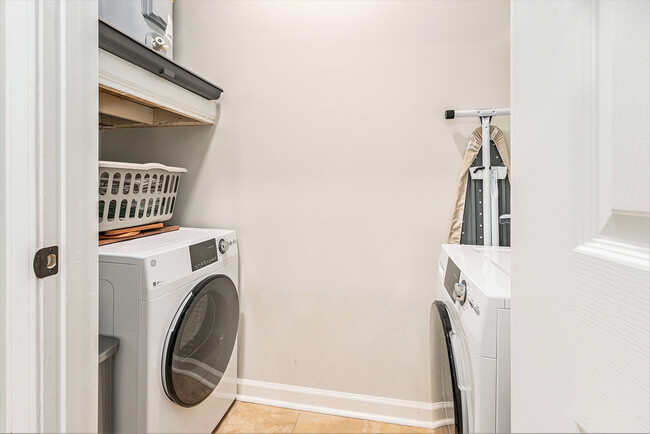 Washer/dryer - 1600 Long Grove Dr