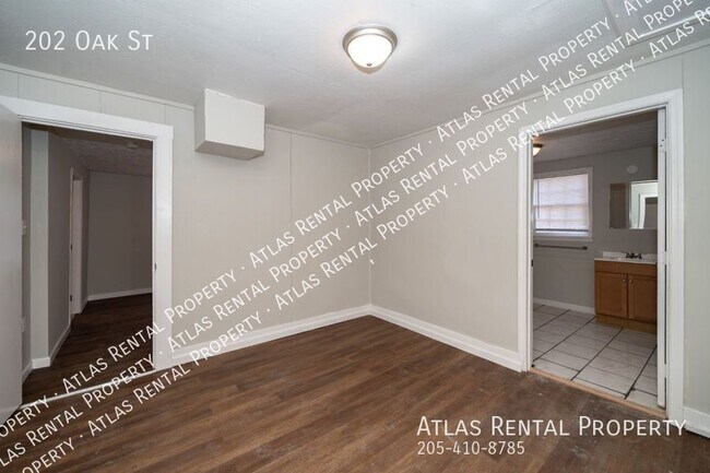 Building Photo - 202 Oak St