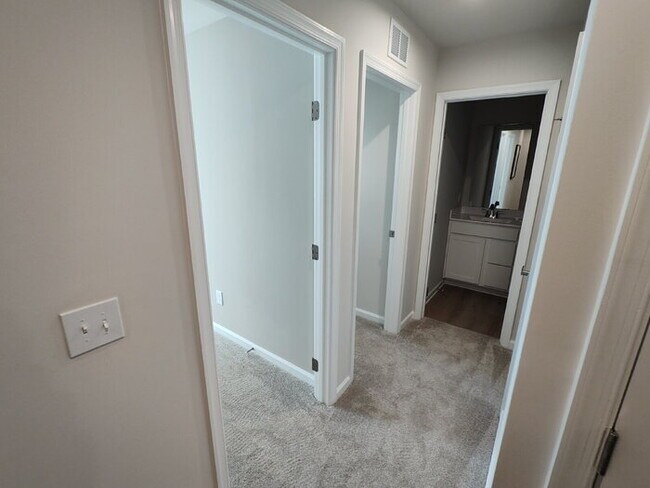 Building Photo - 104 Filly Ln