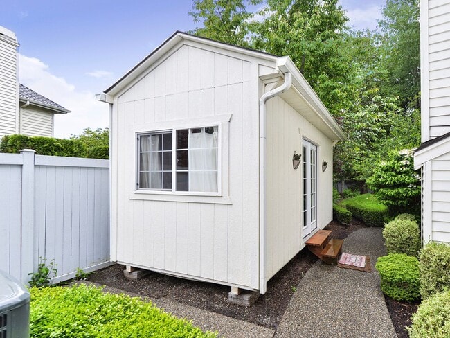 Building Photo - Stunning and Elegant 4+ Bedroom on Park-Like Lot Pine Lake Estates Sammamish