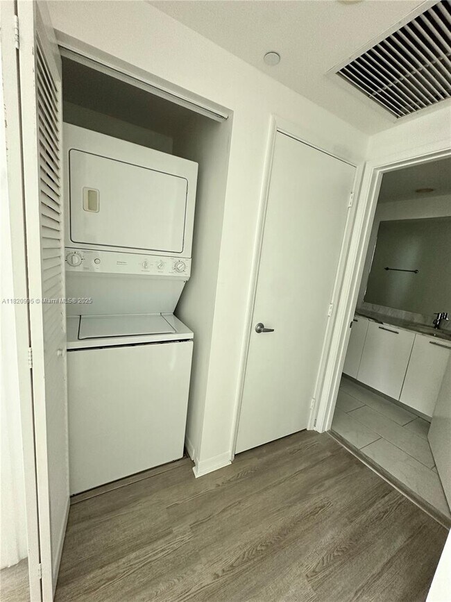 Building Photo - 950 Brickell Bay Dr