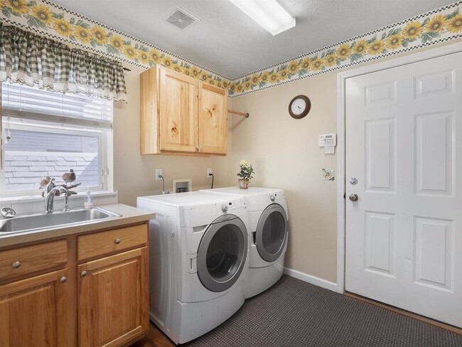 Building Photo - 806 N Knudson St