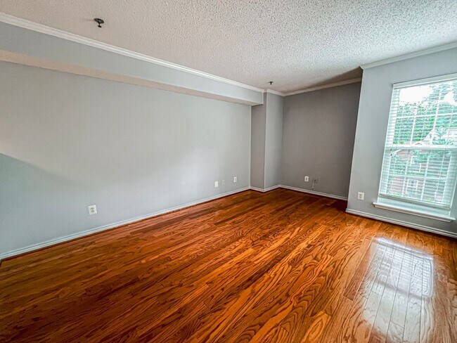 Building Photo - Charming 1 Bed 1 Bath Unit With Private Balcony In The Fountains At McLean - Water Included