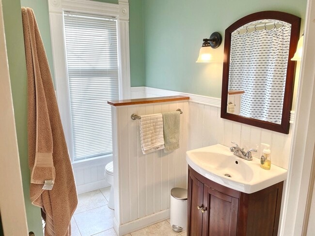 Building Photo - 2 bedroom in Heritage Hill