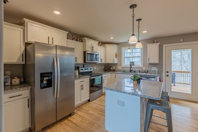 Building Photo - Pet Friendly Three Bedroom!