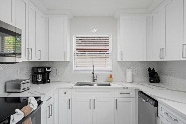 Building Photo - Stylish Tranquil duplex - Near Belleair Beach