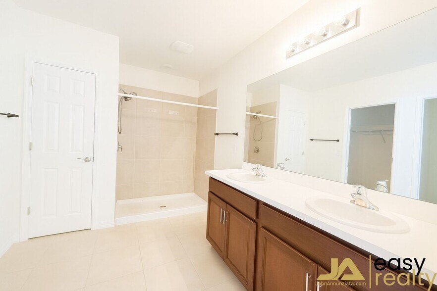 Building Photo - 2220 NE 5th Ave