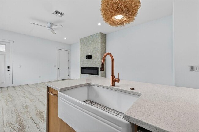 Building Photo - 611 24th Ave N