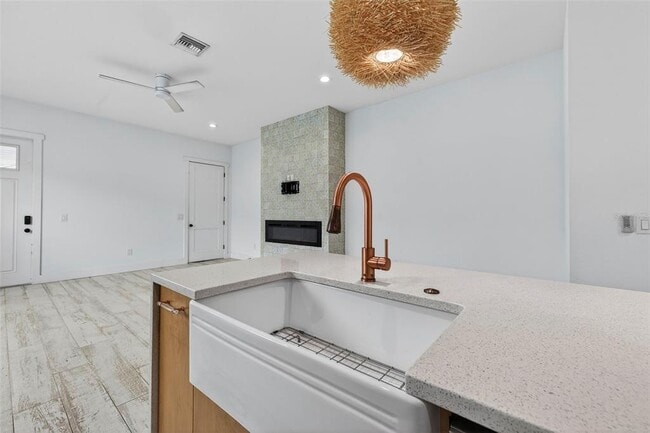 Building Photo - 611 24th Ave N