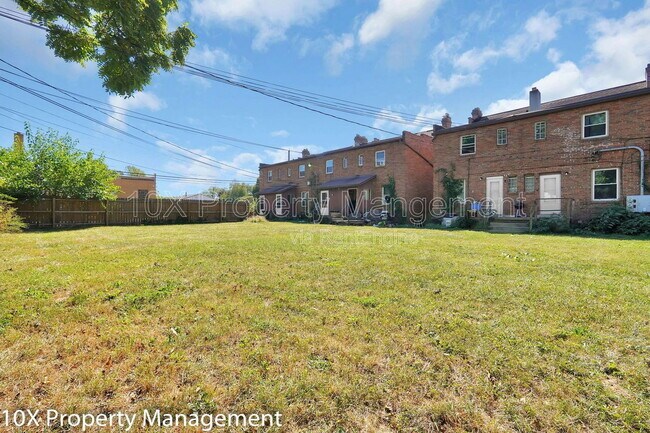 Building Photo - 1656 E Sycamore St