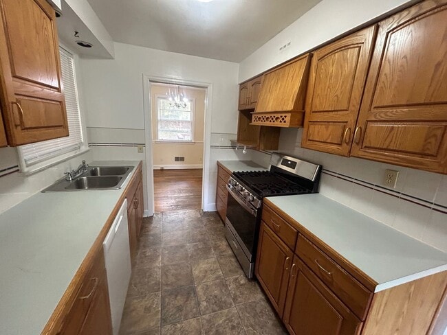 Building Photo - 4534 Oakwood Dr