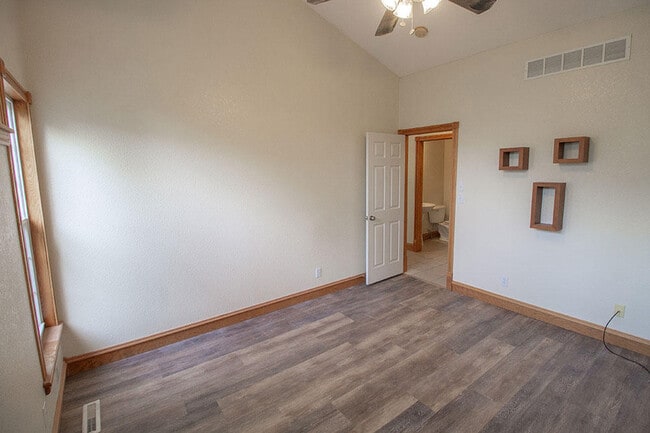 Building Photo - 1420 Bradford Dr