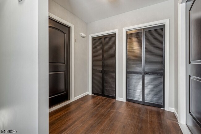 Building Photo - 268 Morris Ave