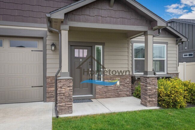 Building Photo - 3 Bedroom 2 Bath Home with 2-Car Attached ...