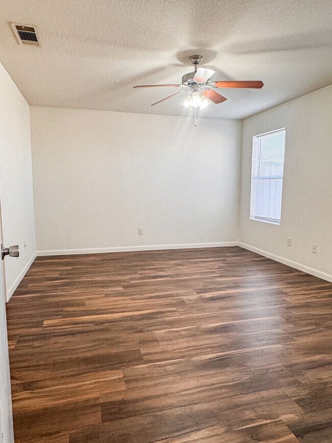 Building Photo - Updated & Large Rental Home in Greater Killeen