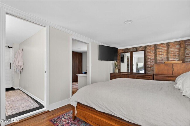 Building Photo - 106 Van Dam St