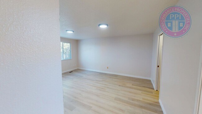 Building Photo - Prime West Linn Location - Walkable to Hig...