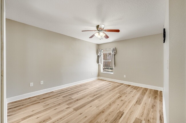 Building Photo - Desirable Parkway Meadows!