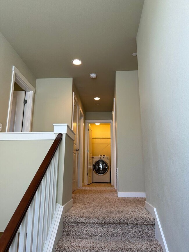 Building Photo - Newer Duvall 5 Bedroom 3 Bath Luxury Home