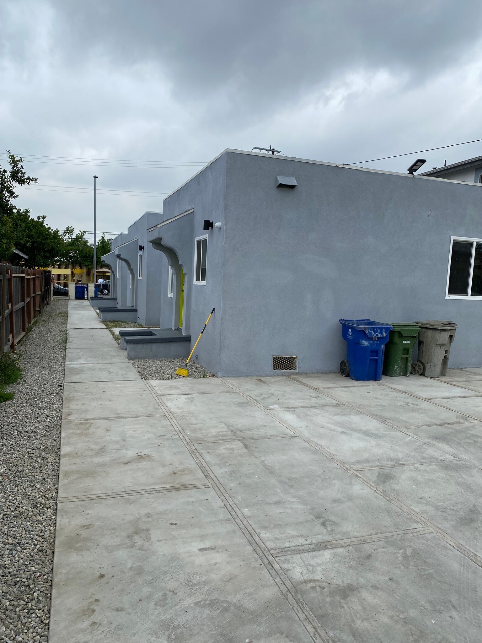 Building Photo - 5719 S Normandie Ave