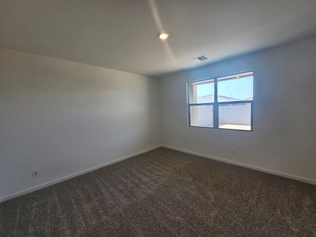 Building Photo - Beautiful new build w mountain views